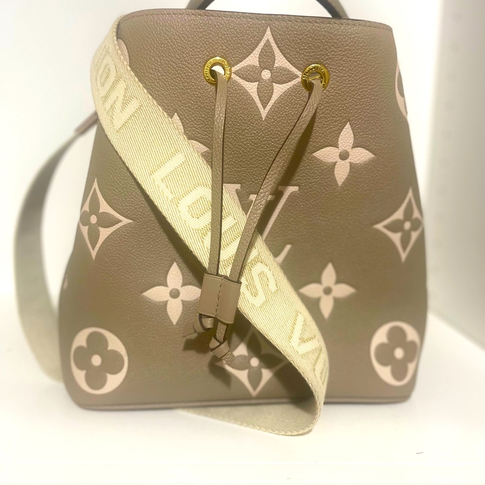 Louis Vuitton NéoNoé Shoulder Bag MM Beige Leather